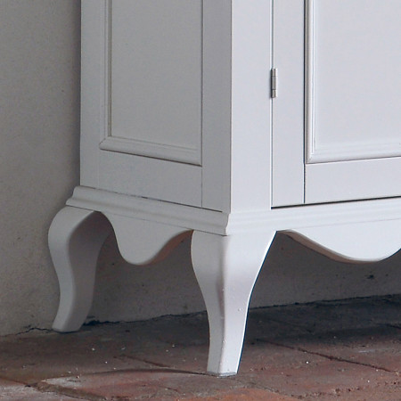 Dettaglio piedini vetrina shabby chic due ante