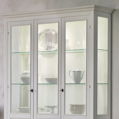Vetrina grande shabby chic, dettaglio delle ante in vetro