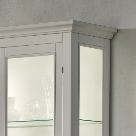 Vetrina grande shabby chic con dettagli in vetro e legno bianco
