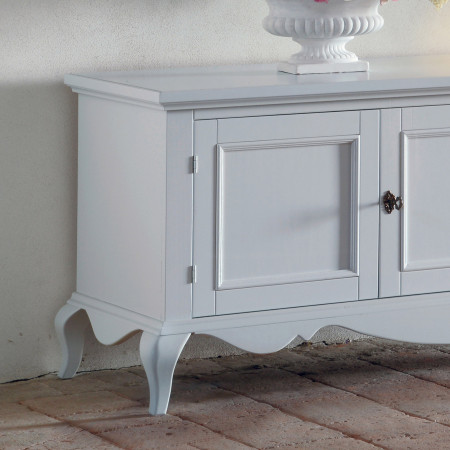 Dettaglio porta televisore shabby chic con piedini a sciabola