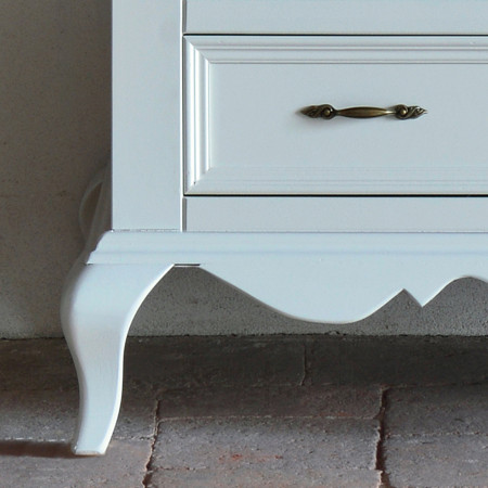 Dettaglio cassettiera sette cassetti shabby chic con piedini a sciabola