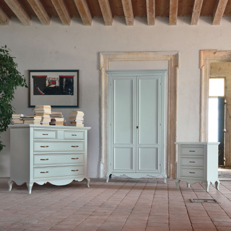 Comò 5 cassetti shabby chic in legno ambientato