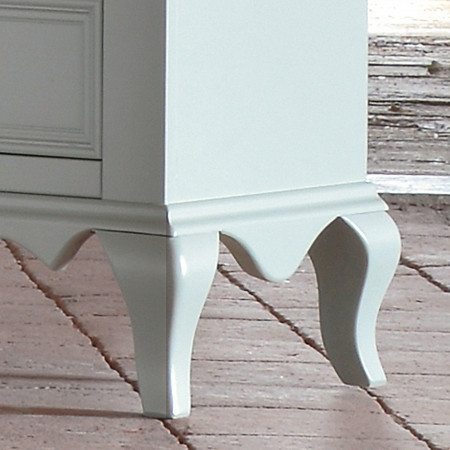 Comodino con tre cassetti shabby chic, dettaglio piedini