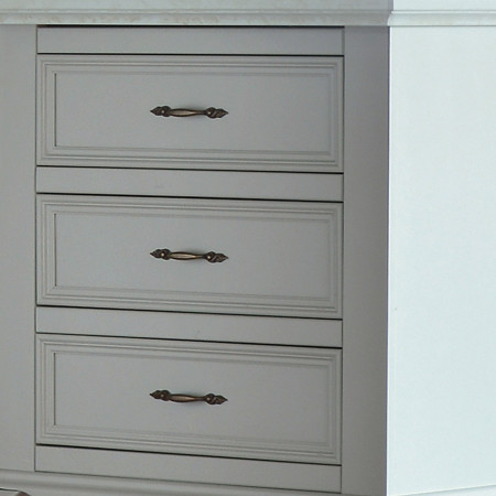 Comodino con tre cassetti shabby chic, dettaglio frontali