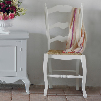 Sedia con fondo in paglia shabby chic, dettaglio seduta