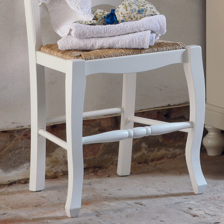 Sedia con fondo in paglia shabby chic, dettaglio gambe