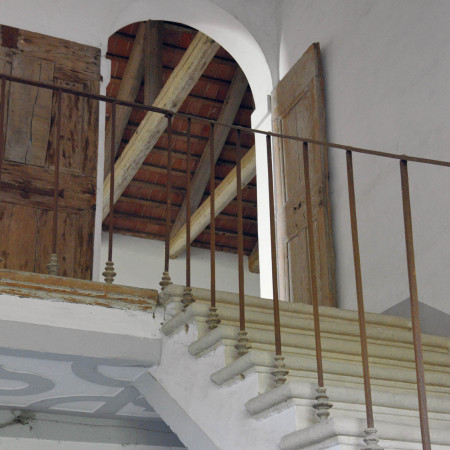 Mensola shabby chic in legno con dettagli in legno massello