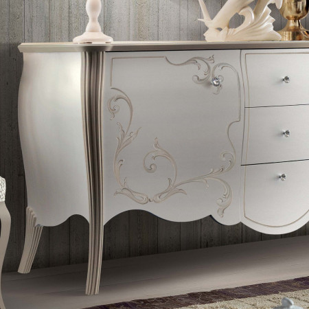 Dettaglio intarsio su credenza Shabby Chic