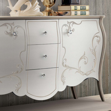 Credenza Shabby Chic con dettagli decorativi su ante