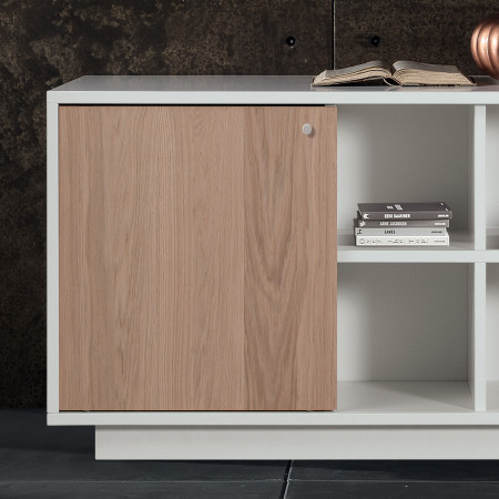 Credenza moderna con ante in rovere, dettaglio vano a giorno