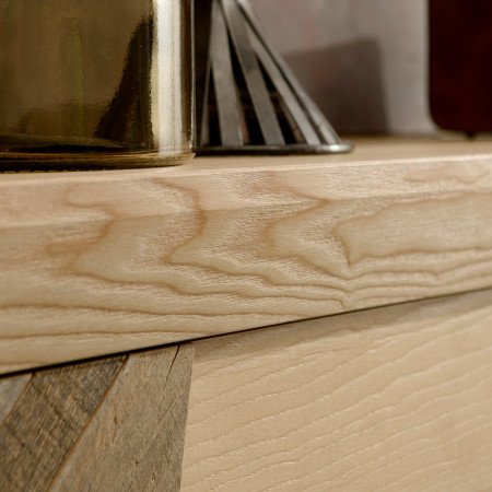 Dettaglio legno della Madia 4 ante con inserti antichi