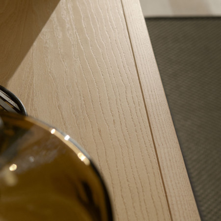Dettaglio legno madia 4 ante con inserti in legno antico