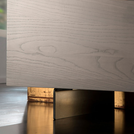 Dettaglio base metallo Madia 3 ante storia legno antico