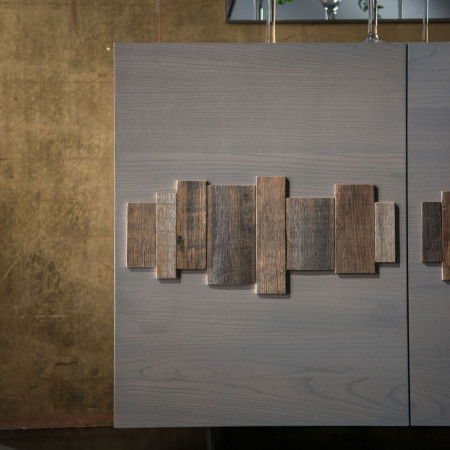 Dettaglio legno antico della madia 4 ante storia