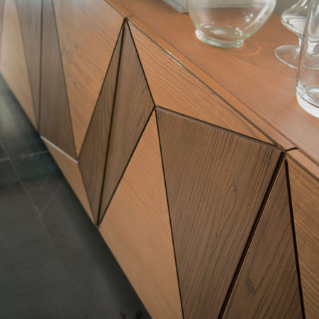 Madia 4 ante geometria con triangoli, dettaglio legno