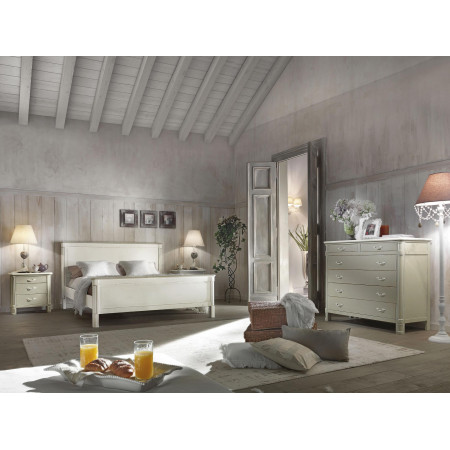 Letto matrimoniale provenzale in legno massello su sfondo chiaro