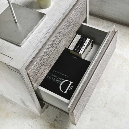 Dettaglio cassetto letto singolo in legno con contenitore