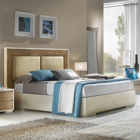 Letto matrimoniale con giroletto imbottito, vista laterale