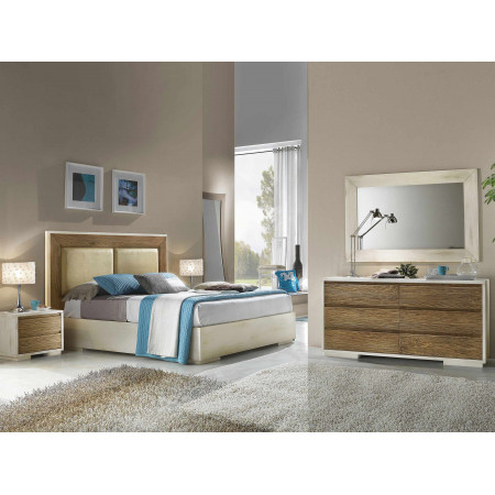 Letto matrimoniale con giroletto imbottito e testata
