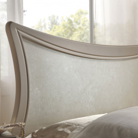 Letto king size in legno con testata elegante e curva