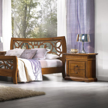 Comodino con tre cassetti, finitura in noce