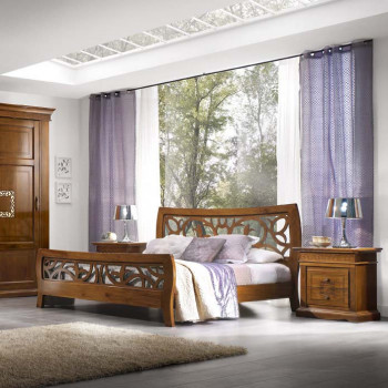 Letto a due piazze traforato con ornamenti floreali