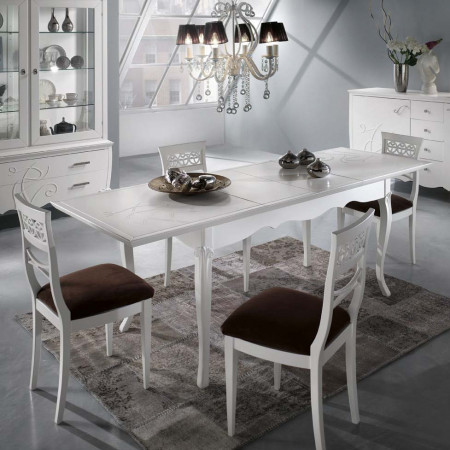 Sala da pranzo con rilievi angela, tavolo allungabile