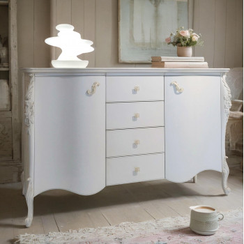 Credenza classica elegante con ante e cassetti, dettaglio intaglio