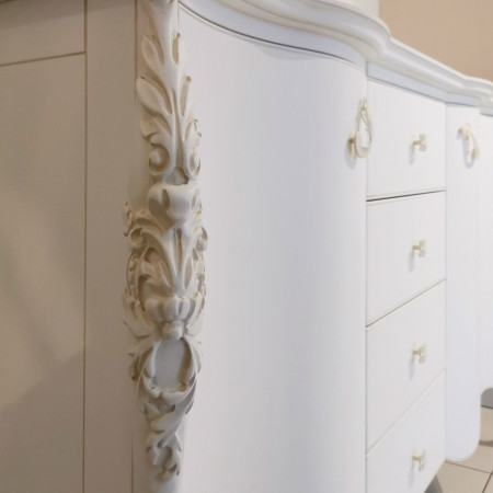 Credenza classica elegante dettaglio intaglio legno