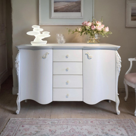 Credenza classica elegante, dettaglio intaglio laterale