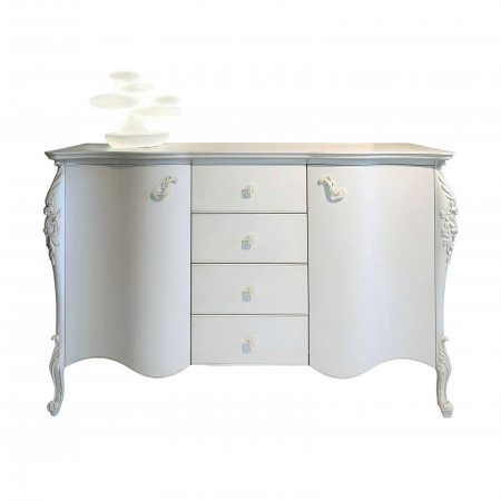 Credenza classica elegante con dettaglio del top sagomato