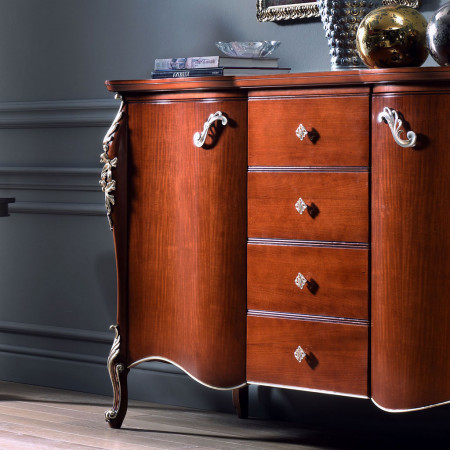 Credenza sagomata classica con dettagli intagliati