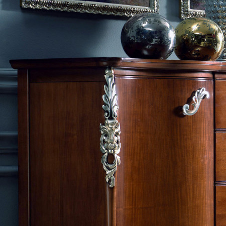 Credenza sagomata classica con intaglio decorativo