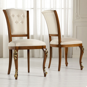 Sedia con schienale imbottito, dettagli intagliati