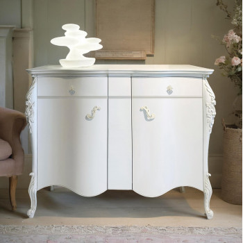 Credenzina elegante a due ante con intagli laterali decorativi