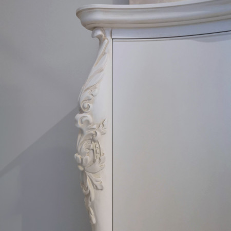 Dettaglio della credenzina elegante a due ante classica
