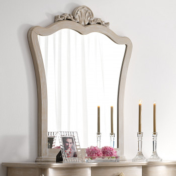 Specchiera classica con cornice intagliata a conchiglia