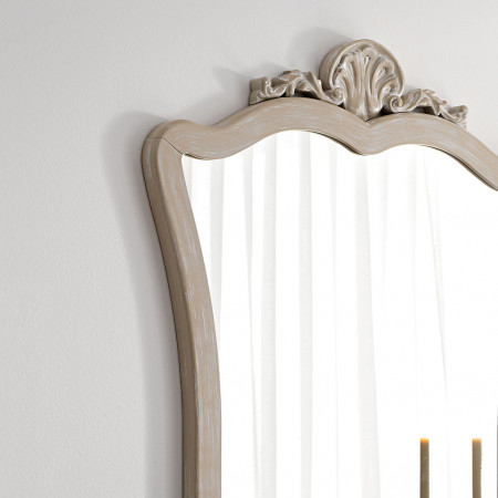 Specchiera classica con intaglio a conchiglia su cornice