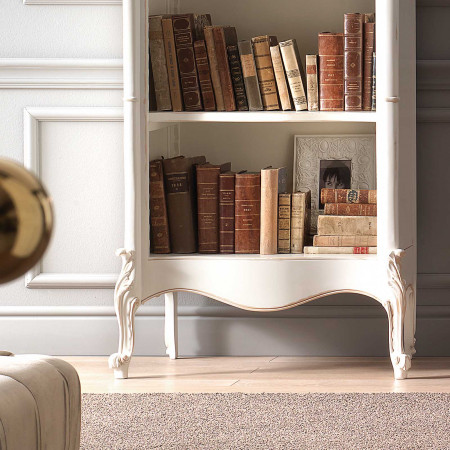 Libreria classica con intagli decorativi, piedini a ricciolo