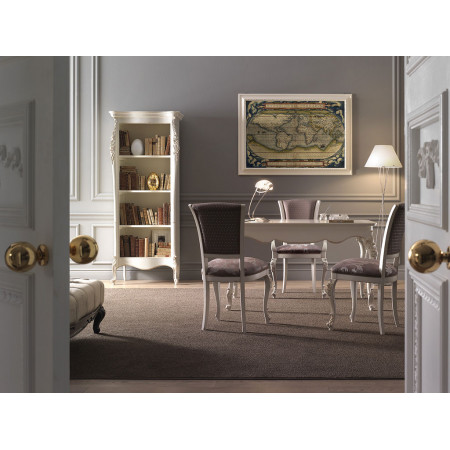Libreria classica in legno con decorazioni intagliate