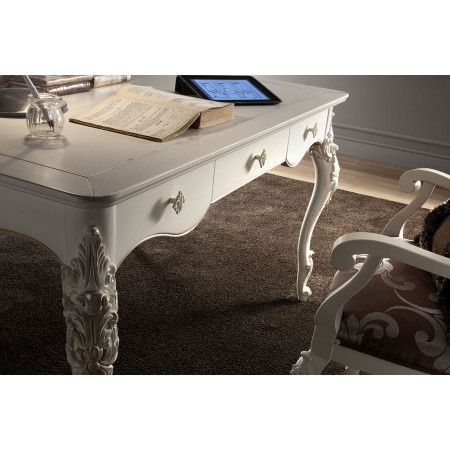Scrivania con 3 cassetti classica, dettaglio intaglio gambe