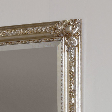 Dettaglio cornice specchiera classica intagliata