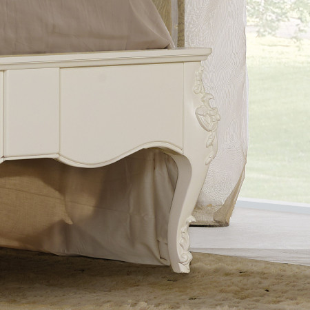 Letto singolo in legno con gambe intagliate e dettagli classici