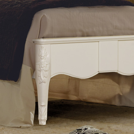 Letto singolo in legno dettagli intagliati e testata imbottita