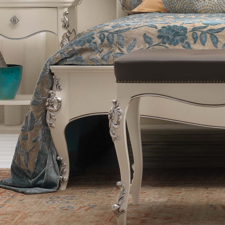 Dettaglio Letto a due piazze classico King Size, intagli in legno
