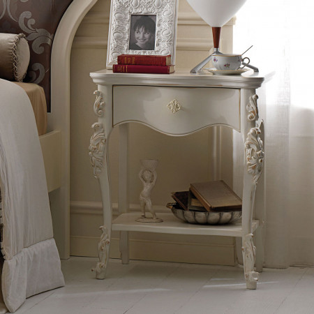 Comodino con un cassetto classico, intagli decorativi