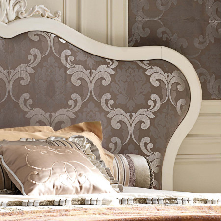 Dettaglio testata letto imbottito con intaglio a conchiglia