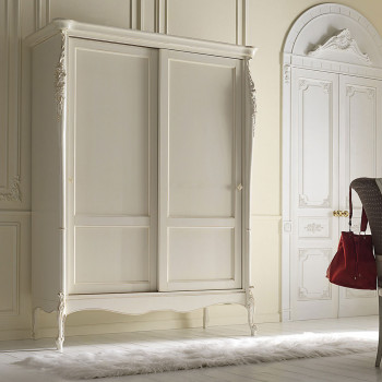 Armadietto due ante classico con dettagli intagliati