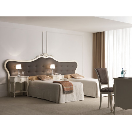 Testiera per albergo classica in legno, dettaglio intaglio