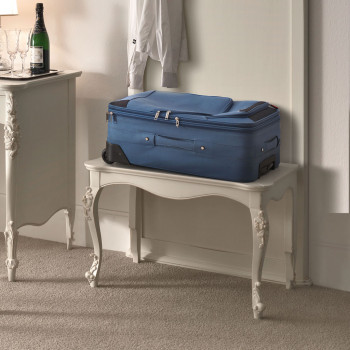 Portavaligie classico in legno con valigia blu